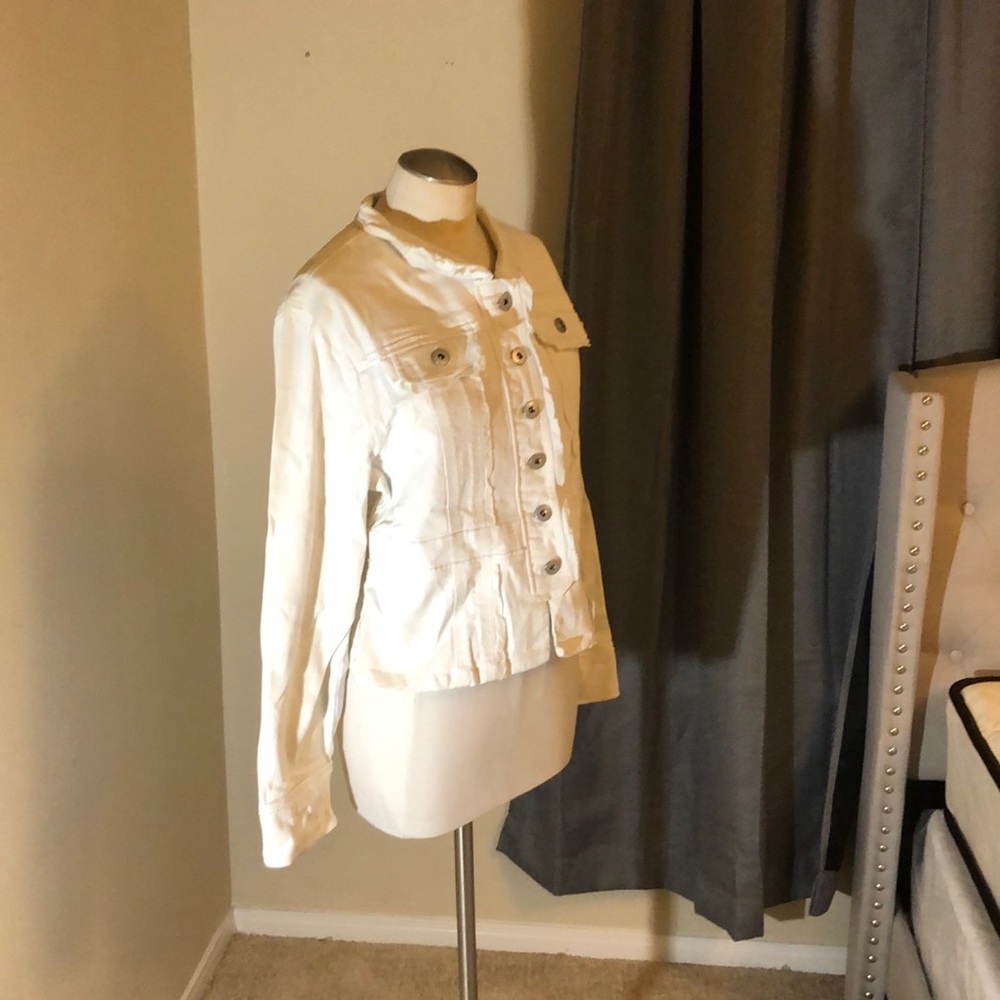 Fèmme Women’s White Button Up Top